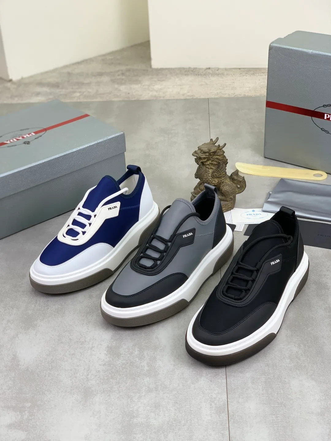 Men's shoes 💰P560💰[New style] popular models are on the official website, 🆘 Trendy brand (Prada) mainly promotes popular models, avant-garde and versatile fashion men's shoes private version mold opening, cowhide surface splicing 1:1.. Fashionable and simple, original imported cowhide lining cowhide feet; the atmosphere and personality are more fashionable, eye-catching and pursuing class. It will subvert the old idea and be a must-have for fashionistas with you! Must keep it for yourself! Tall and comfortable, large and low, high-end quality workmanship. Size: 38-44 3️⃣colors available.